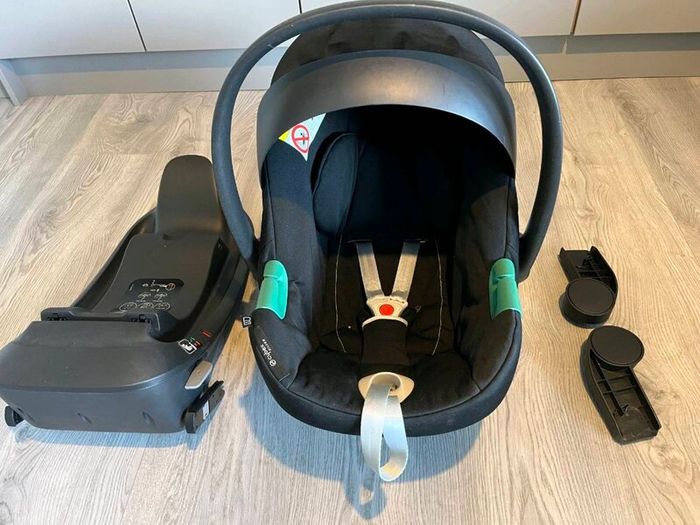 Baby car seat with ISO fix