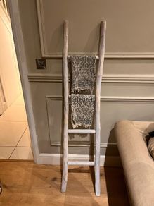 Bathroom towel holder