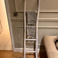 Bathroom towel holder