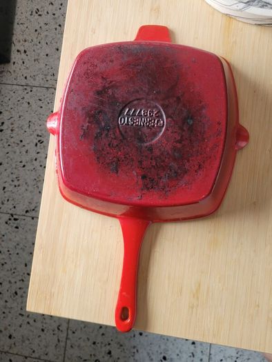 Cast iron pan