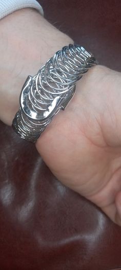 Vintage jewelry is sold individually for 5 to 10 euros