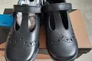girls school shoes size 32( UK 13 F)
