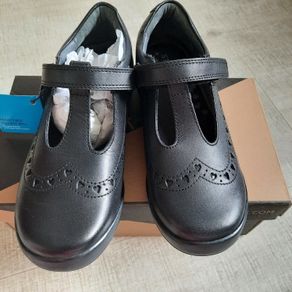 girls school shoes size 32( UK 13 F)