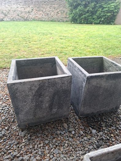 Set of grey pots / front door / patio