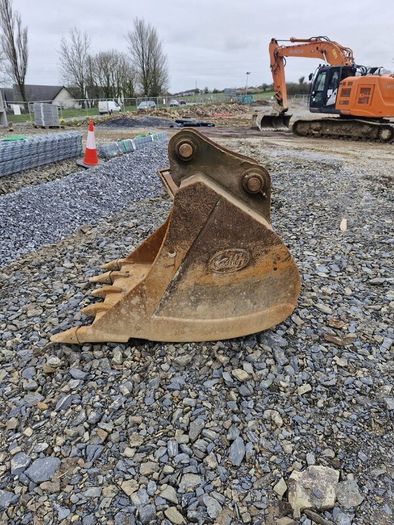 Geith digging bucket