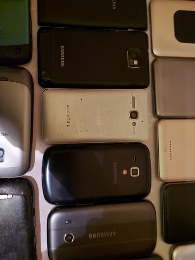 25 Mobile phones in very good cosmetic condition but have no Batterys