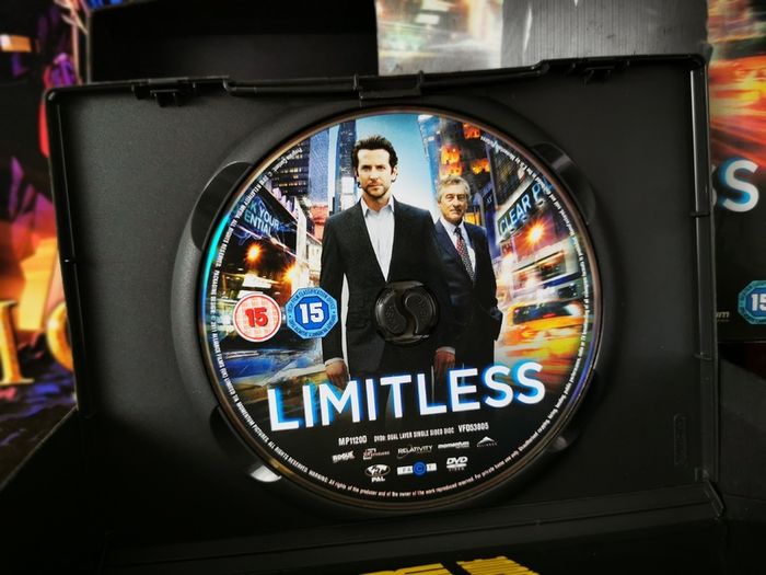Limitless ! DVD ! Lenticular Slipcase Cover ! 2011 ! Robert De Niro and Bradley Cooper !