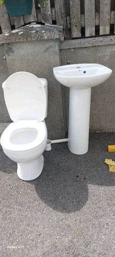 Toilet, hand basin/pedestal and shower door