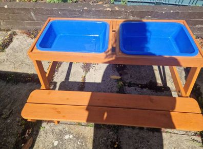 Kids picnic sand table