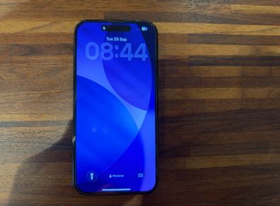 iPhone 14 Pro Max + accessories