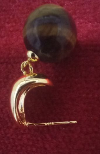 Vintage jewelry is sold individually for 5 to 10 euros