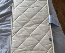 Snuzpod2 little green sheep mattress