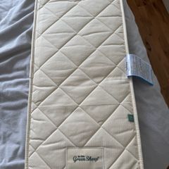 Snuzpod2 little green sheep mattress