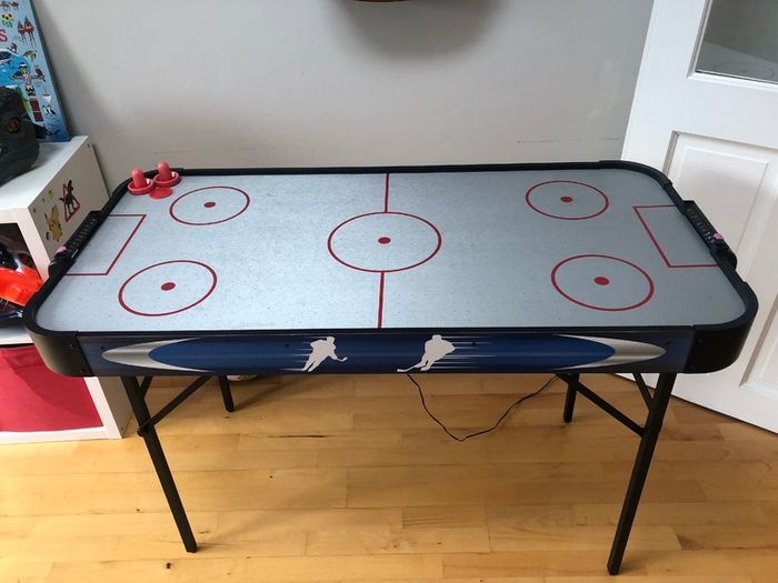 Air hockey table