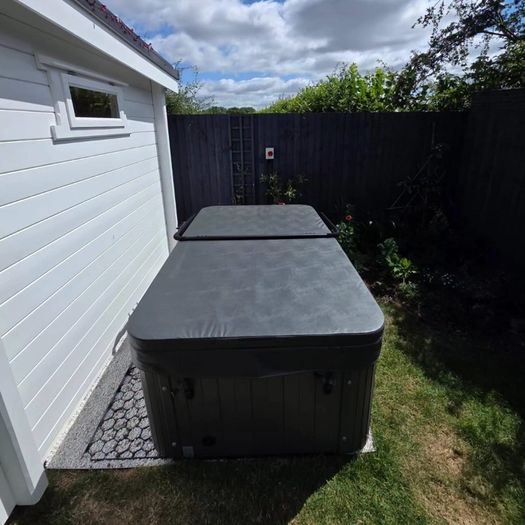 Brand New With Free Delivery on This 3 Person Hot Tub