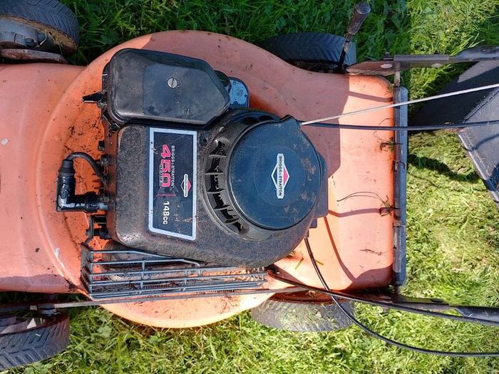 Briggs Self propelled petrol lawnmower