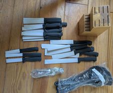 BRAND NEW kitchen knife set and block