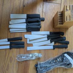 BRAND NEW kitchen knife set and block