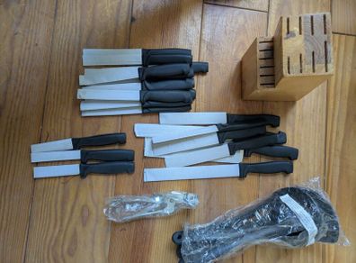 BRAND NEW kitchen knife set and block