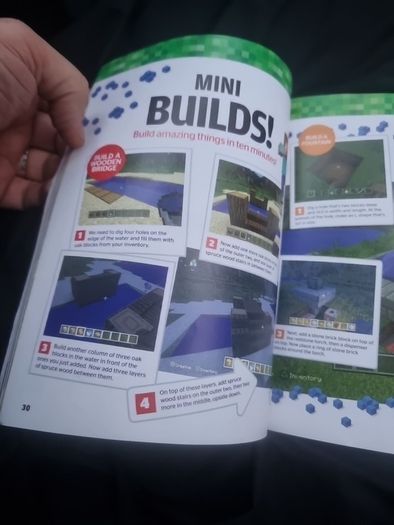 Minecraft: Maps : An Explorer's Guide to Minecraft by Mojang AB and The Official Minecraft Team and Cool builds in Minecraft.