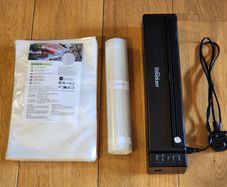 Vacuum Food Sealer + Bags/Roll - Excellent Condition