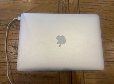 Apple MacBook Air 13 2014 with 110 Battery cycle!