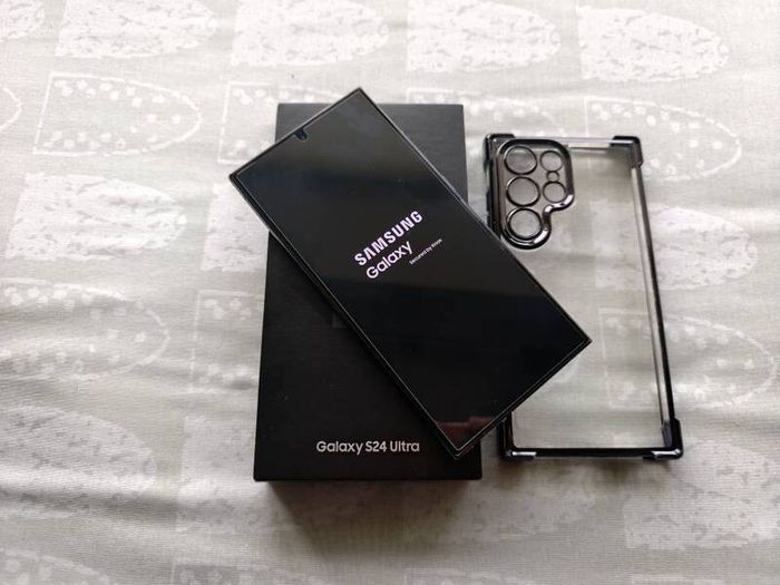 Samsung Galaxy S24 Ultra 256gb in excellent condition, screen protector and case