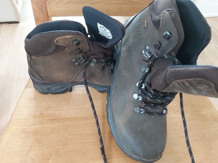 walking boots Hytec
