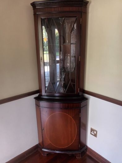 Corner cabinet