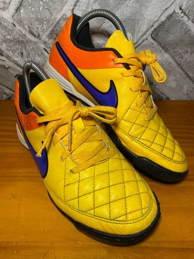 Nike Tiempo Boys Girls Soccer Football Astro Trainers UK4 EUR36.5