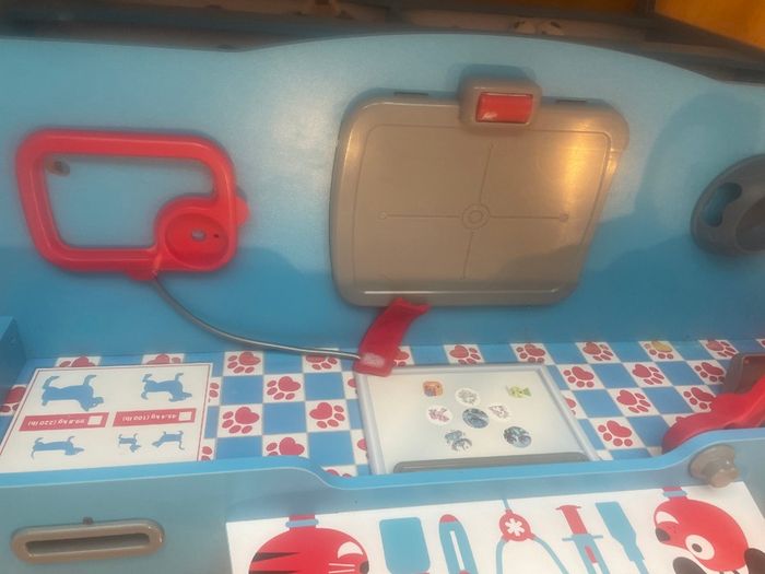 Wooden vet centre by Melissa and Doug