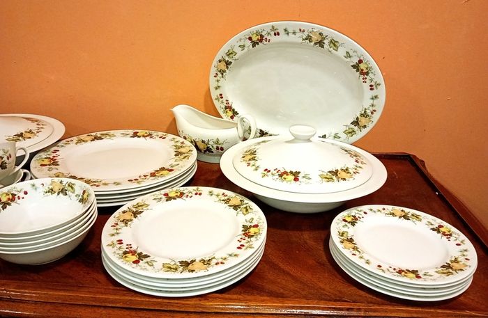 Vintage Royal Doulton Miramont 32 piece Dinner Set. Translucent China.