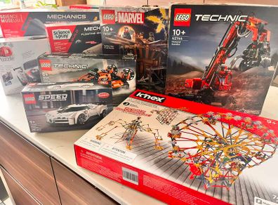 9 piece lot lego, knex etc