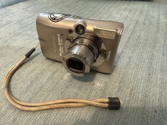 CANON Powershot SD950is 12.1MP digital camera