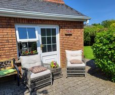 garden furniture chairs table