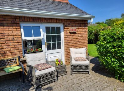garden furniture chairs table