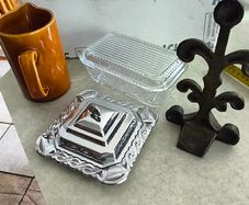 Vintage glass kraft square butter cheese dish lid glass Insert 15.00 euro.Vintage Pasabahce clear glass butter dish 24.00 euro, Fleur De Lis Cast Iron Door Stop Wedge Antique gold Black 4x3.5x7.75 Inch 34.00 euro , Vintage Englshe browne larg milk jug 18.