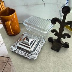 Vintage glass kraft square butter cheese dish lid glass Insert 15.00 euro.Vintage Pasabahce clear glass butter dish 24.00 euro, Fleur De Lis Cast Iron Door Stop Wedge Antique gold Black 4x3.5x7.75 Inch 34.00 euro , Vintage Englshe browne larg milk jug 18.