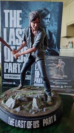 Dark Horse The Last of Us Part II Ellie Statue