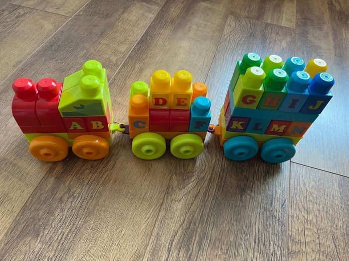Duplo alphabetal themed train