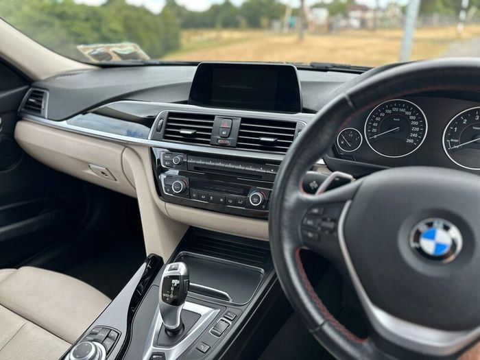 BMW 330e // Low mileage // Perfect condition