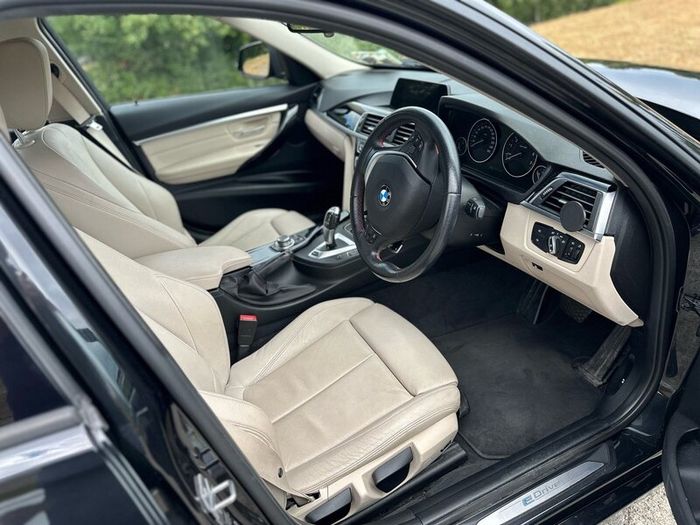 BMW 330e // Low mileage // Perfect condition