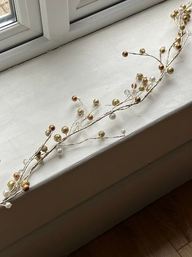 2 Decorative Candle Holders and Jeweled Garland