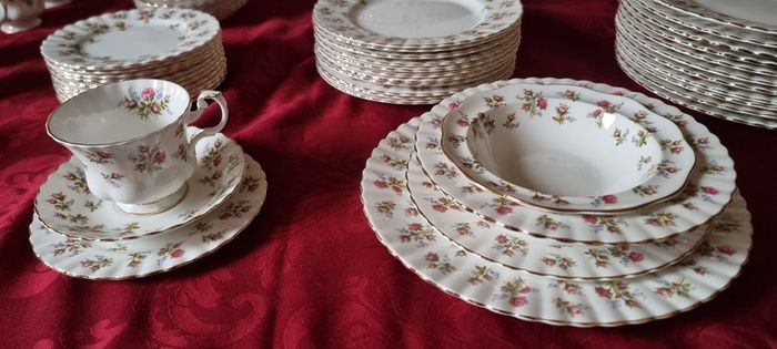 92 Pc. Royal Albert Winsome Bone China Gold Gilt Dinner, Coffee And Tea Service / Set For 12 Person Setting Made In England