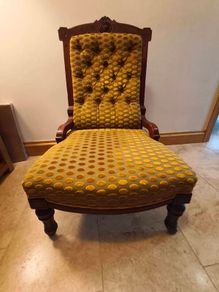Elegant Victorian-Style Carved Wooden decorative chair