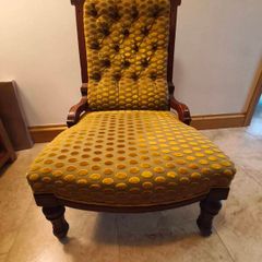 Elegant Victorian-Style Carved Wooden decorative chair