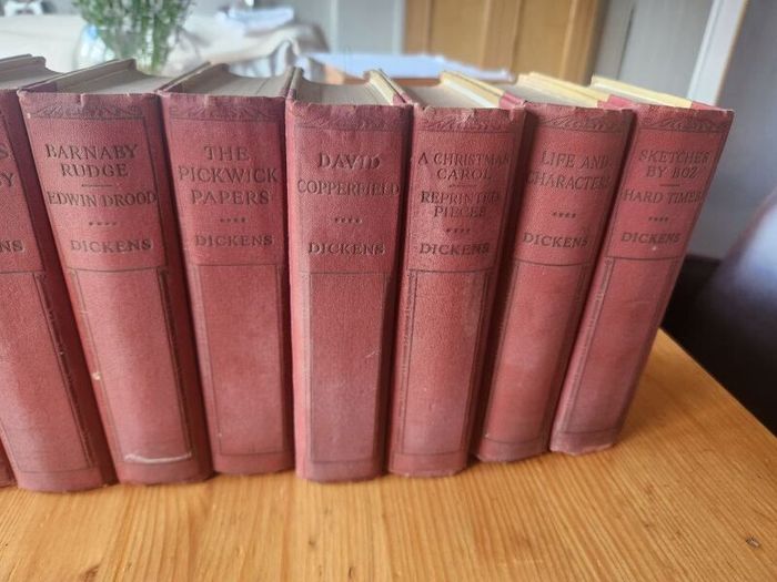 Charles Dickens Set Of 16 Hardback With Many Different Illustrators. See Photos For Same.this Is An Nice Set In Good Condition Featuring Over 20 Of His Famous Novels. See Photos For Same.