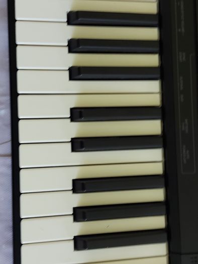 YAMAHA PSR-F51 61 key Keyboard, working perfect and in like new condition, comes with power adaptor