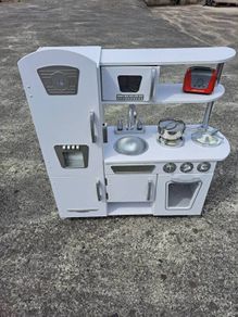 Kid Kraft toy kitchen