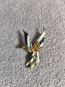 Gold tone fly bird brooch